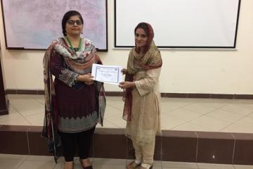Director IBMS Dr. Zilli Huma presenting certificate of best presentation to Dr. Saima Mumtaz
